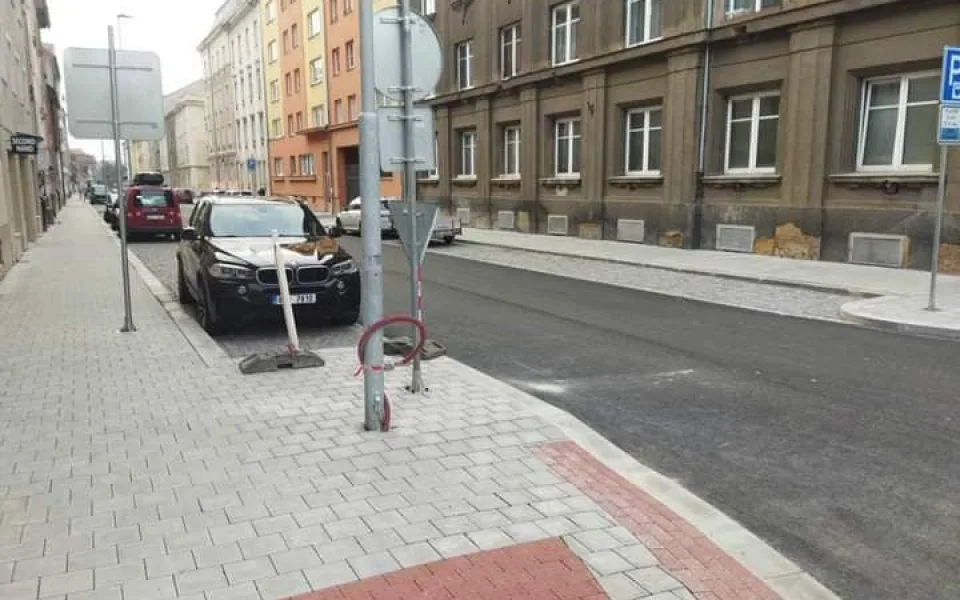 Firma nedodržela termíny a na zrekonstruované silnici nechala vady a nedodělky, otevření Plzenecké ulice se posouvá