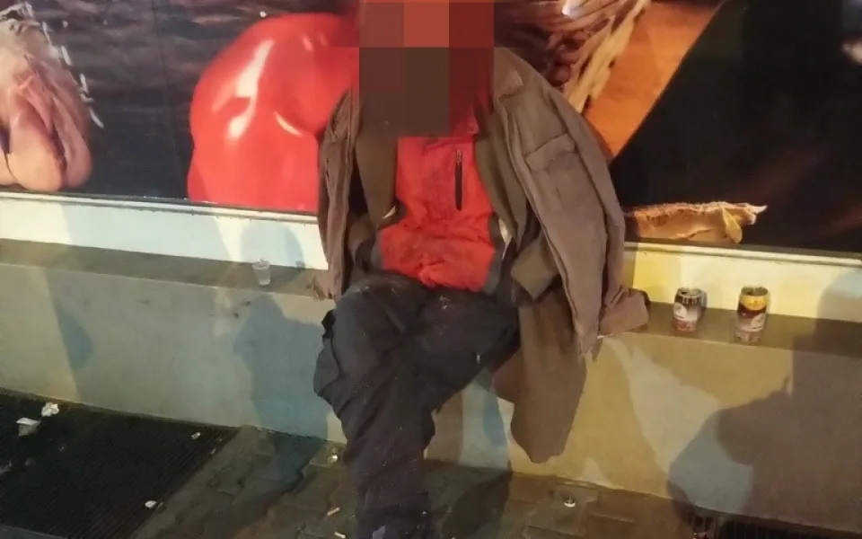 Bezdomovec seděl s mokvající ranou na parapetu domu, lékaře nevyhledal ačkoli měl silné bolesti