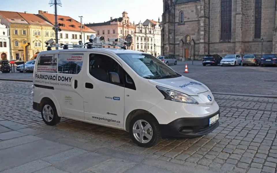 Parkování bude kontrolovat speciální vůz se šesti kamerami, začne v centru města