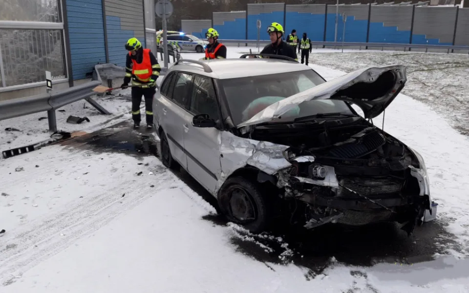 Nehoda jednoho osobního automobilu na Nové Hospodě na výpadovce na Sulkov