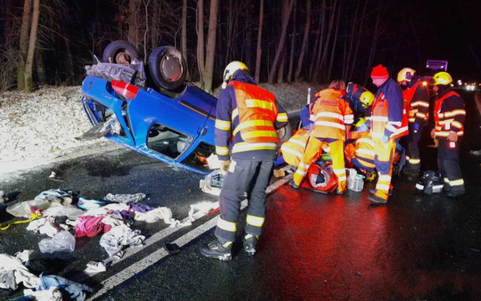 Řidička osobáku se těžce zranila při vážné nehodě na zledovatělé silnici. V krvi měla 1,9 promile alkoholu