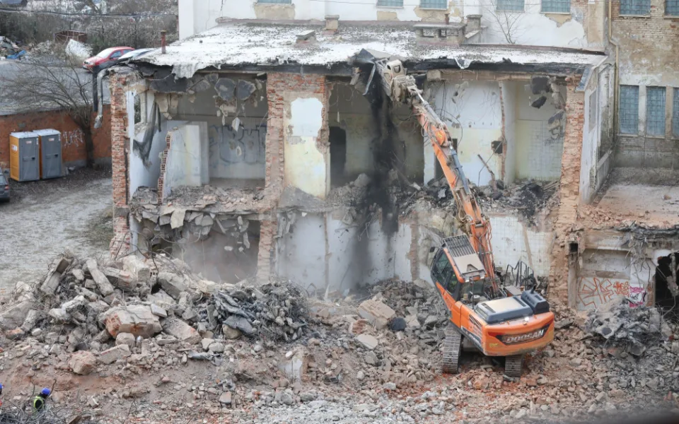 Těžká technika začala s demolicí ve vnitrobloku zchátralých lázní, kraj si na jejich obnovu vezme dvoumiliardový úvěr