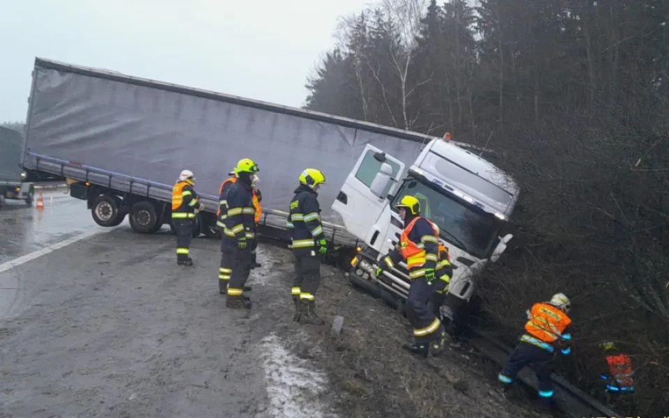 Tento kamion s návěsem sklouzl ze silnice mimo komunikaci na 127. kilometru dálnice D5