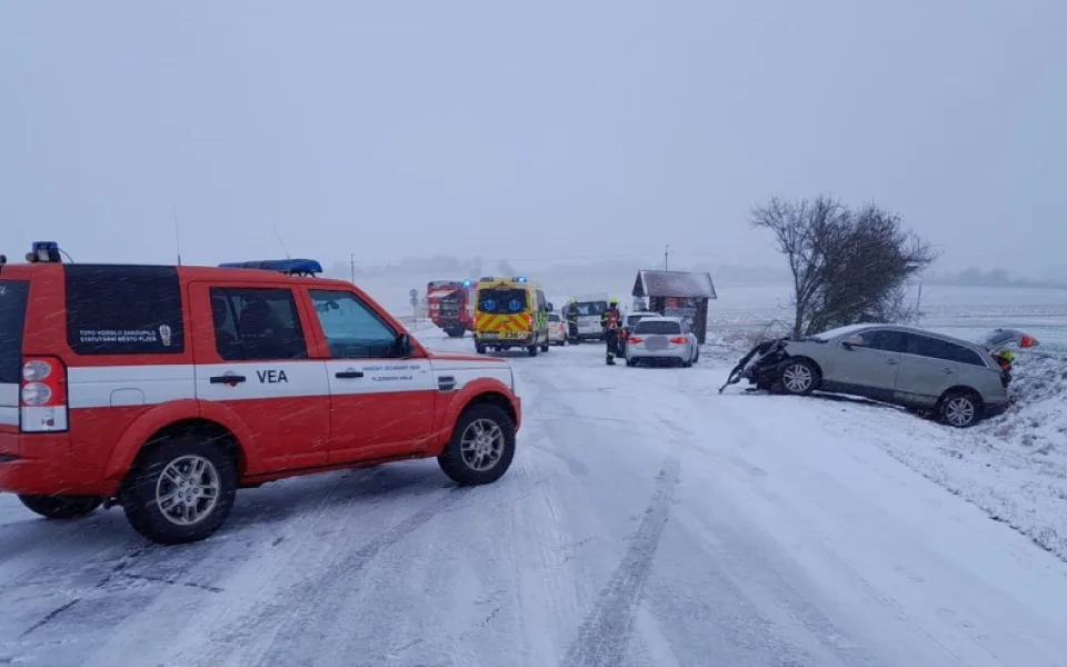 Hromadná nehoda čtyř automobilů na zasněžené silnici blokuje hlavní tah z Plzně na Karlovy Vary. Na místě jsou zranění