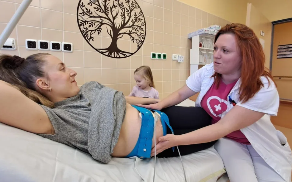 Pro těhotné a ženy v šestinedělí zavedla nemocnice zdarma novou návštěvní službu v domácím prostředí