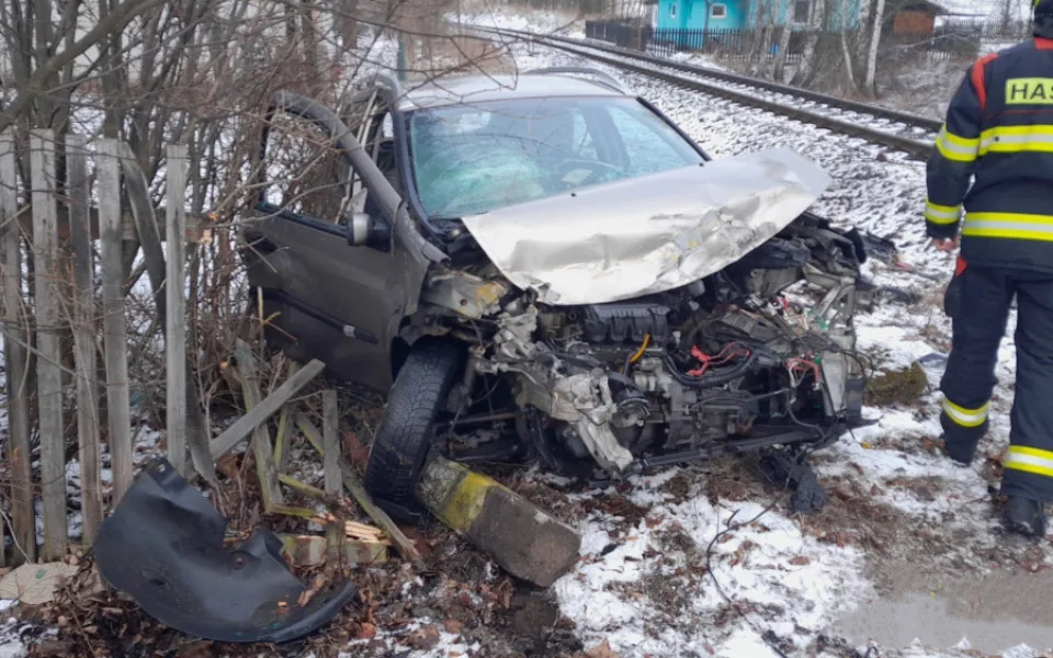 Vlak smetl na železničním přejezdu osobní automobil. Náraz odmrštil zdemolovaný vůz až na plot zahrady