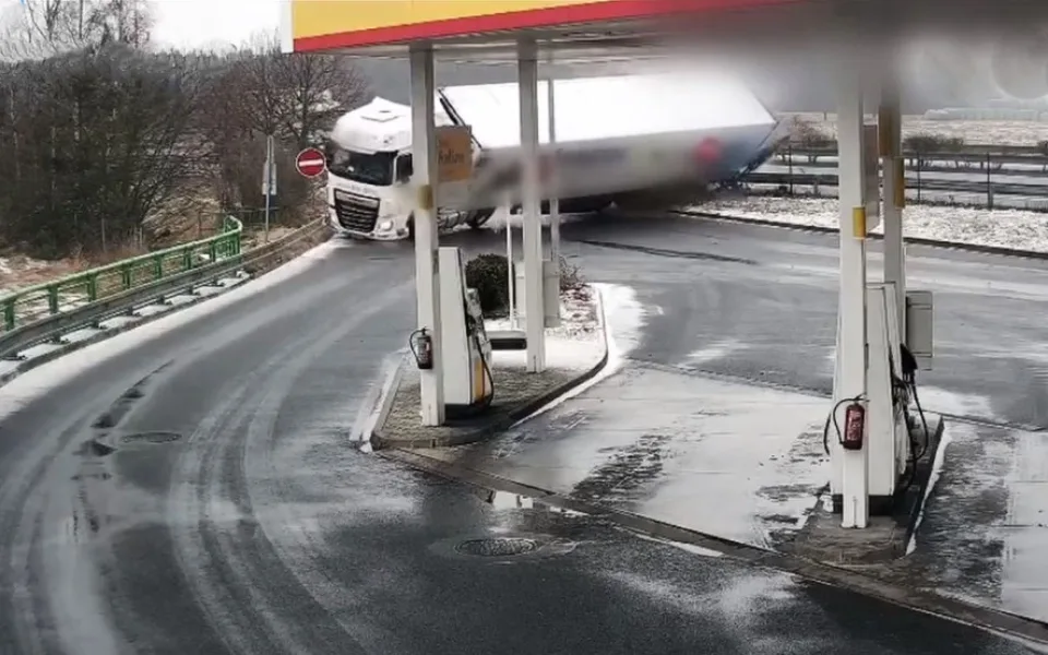 Video zachytilo nehodu kamionu, který se na ledovce ve vysoké rychlosti převrátil na bok před čerpací stanicí