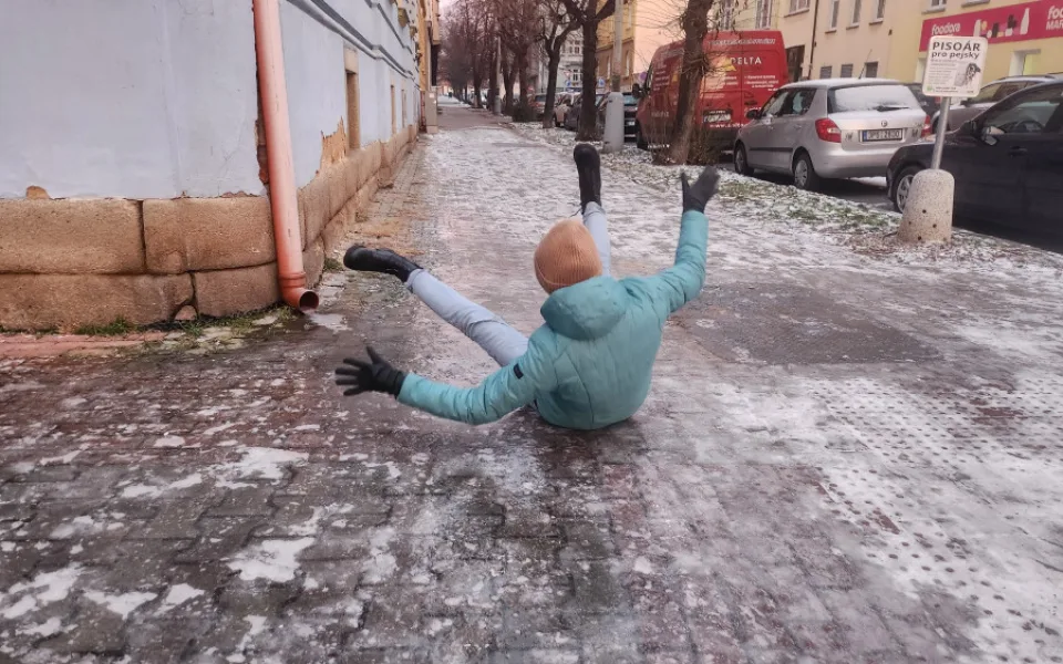 Okap končí přímo nad chodníkem a mění ho v nebezpečnou ledovou past na chodce