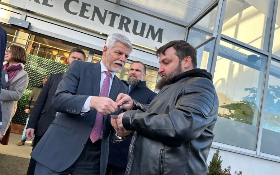 Prezident Petr Pavel věnoval v pivovaru autogram známému plzeňskému sběrateli podpisů Miroslavu Šťastnému