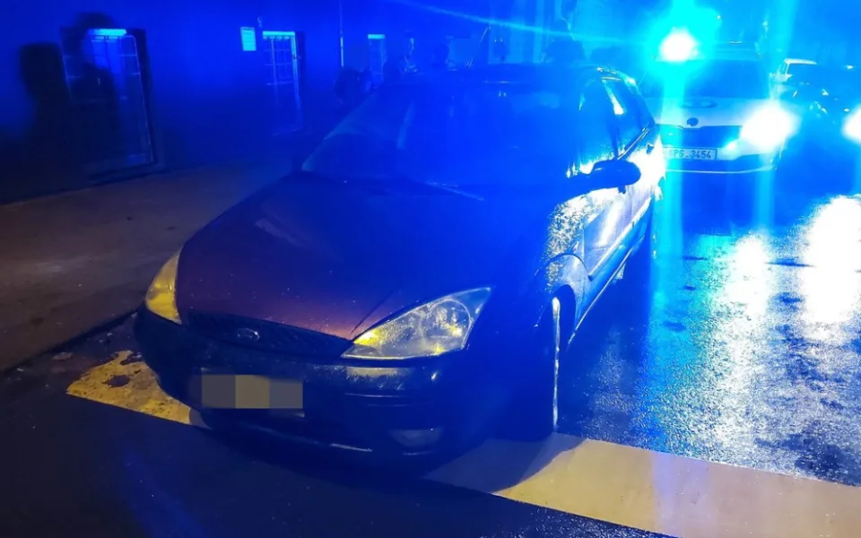Řidič vozu Ford Focus nedal přednost jedoucímu služebnímu vozu městské policie. Šeredně se mu to vymstilo