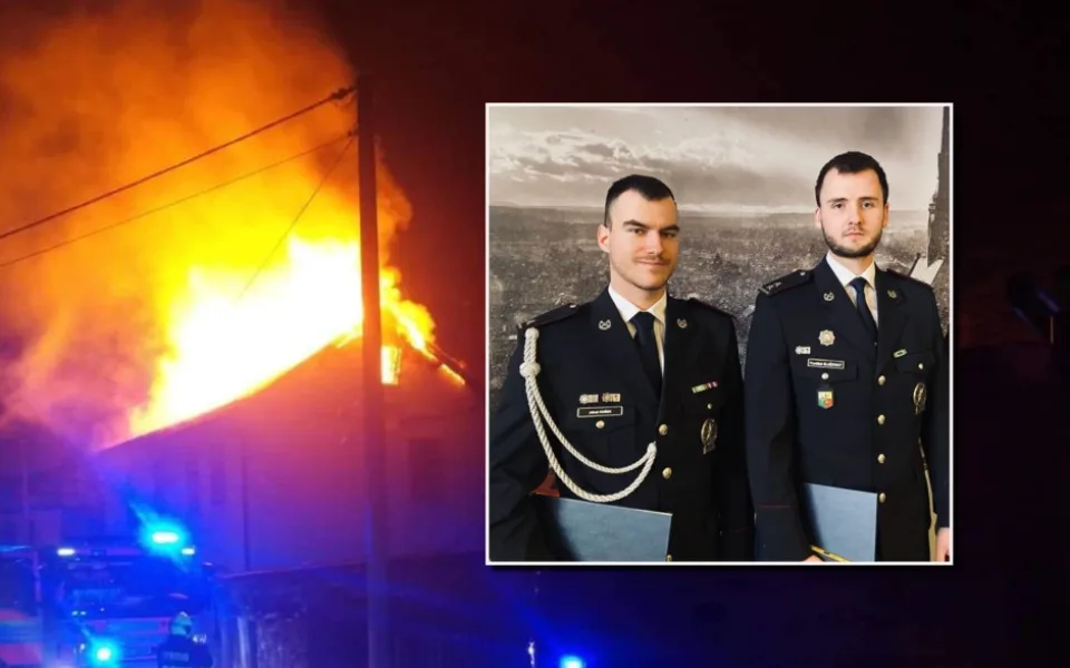 Policisté zachránili z hořícího domu tři osoby a psa. Jejich zásah ocenil krajský policejní ředitel