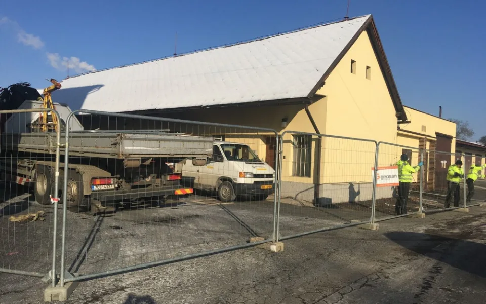 Zdemolovat se nejprve musí garáže, aby uvolnily místo pro nový pavilon