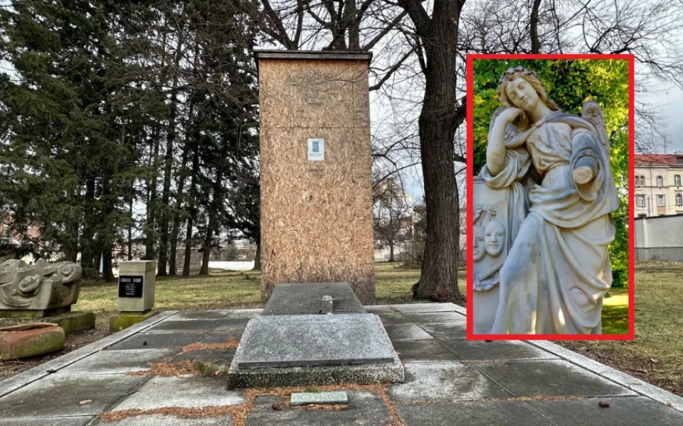 Legendární sochu truchlícího anděla na hrobu J. K. Tyla chrání před vandaly bednění. To by se ale mělo změnit