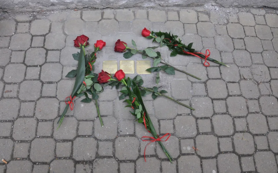 Tři kameny zmizelých připomínají rodinu Stadlerových, kterou před 82 lety odvezl transport do Terezína