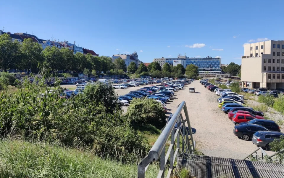 Aktuálně slouží obří díra po zbouraném Dk Inwest jako velké parkoviště pro stovky automobilů.