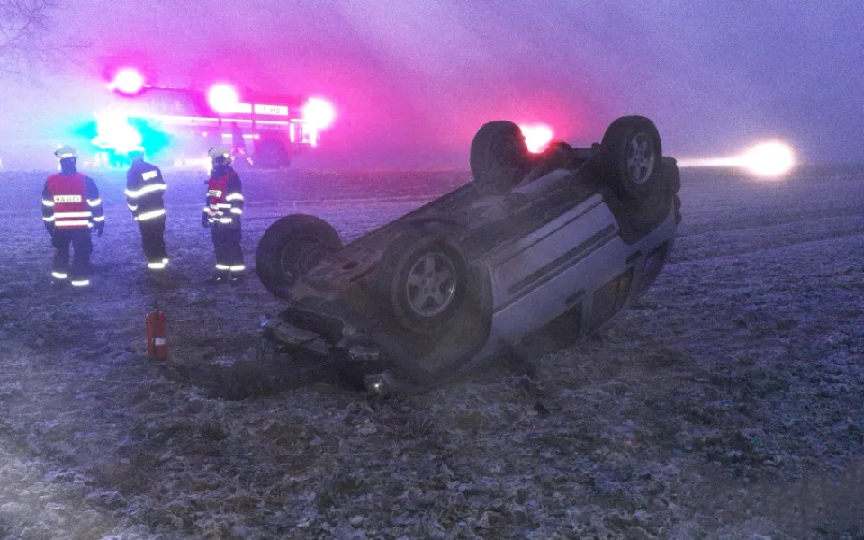 Jeep skončil ráno po karambolu na kluzké silnici na střeše