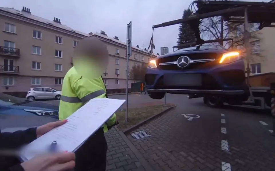 Řidiči luxusních vozů parkují na místech pro invalidy, strážníci je nekompromisně odtahují