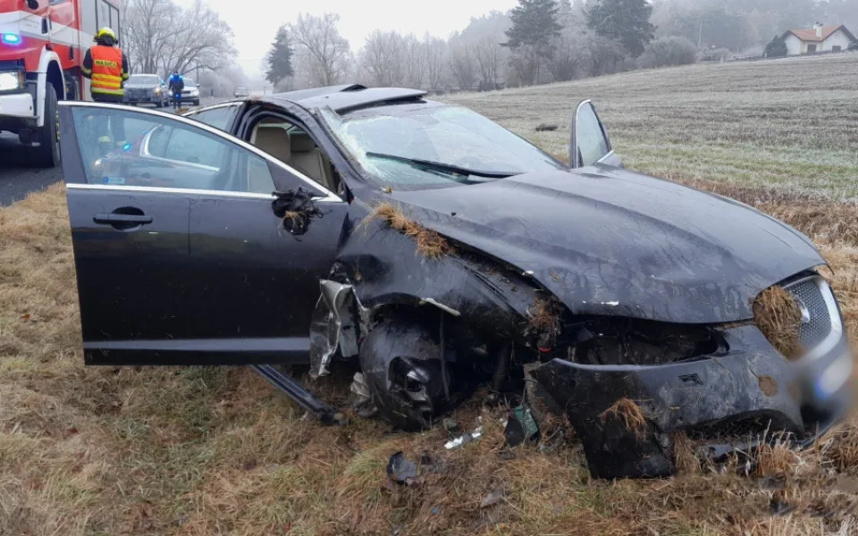 Mladík s jaguarem vylétl ze silnice, další řidič dostal smyk až utrhl kolo, auto pak zamkl a odešel