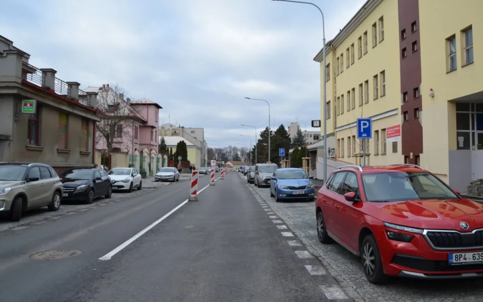 Řidičům se po opravě obousměrně otevře páteřní ulice v centru Rokycan, město ale plánuje další uzavírky