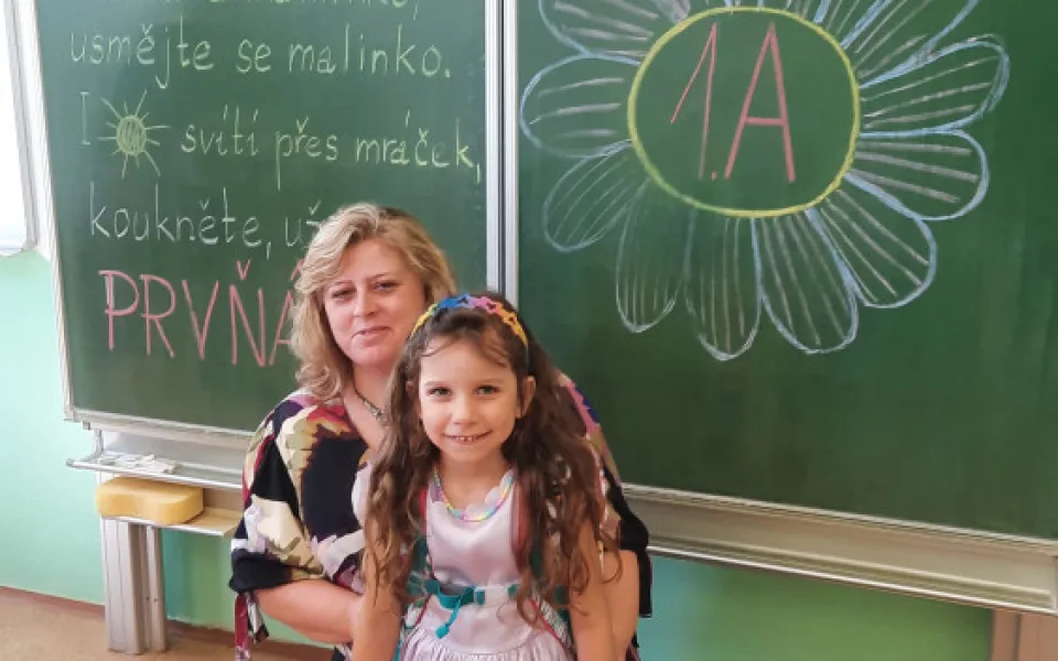 Bývalá policistka Petra umírá na rakovinu. Před smrtí chce zabezpečit osvojenou dceru