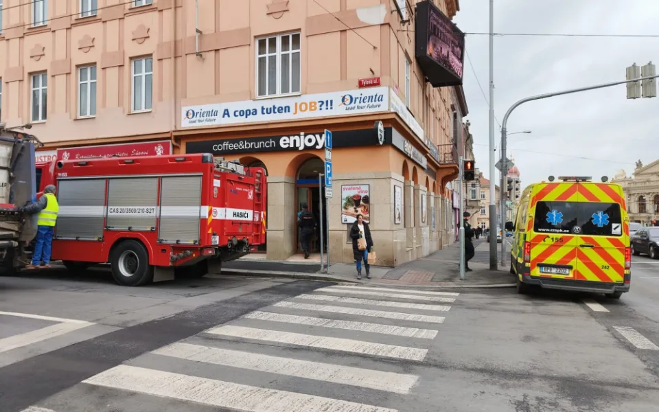 Únik neznámého plynu způsobil komplikace několika osobám v centru Plzně, na místě zasahují záchranáři