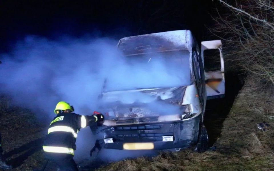 Odvážný policista se vrhl do plamenů a zachránil muže, který se chtěl upálit v autě