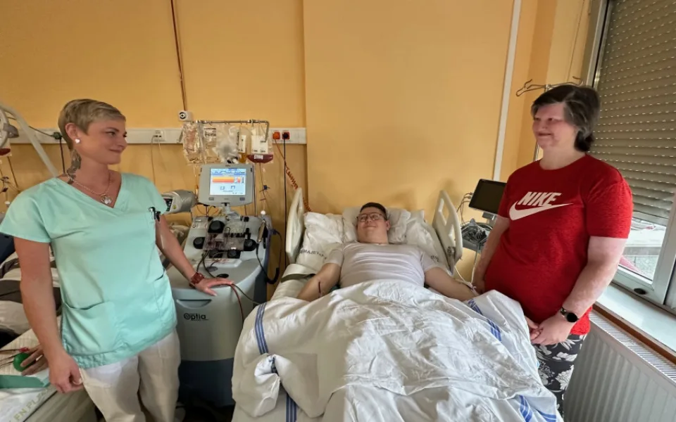 Paní Vendula (vpravo) onemocněla leukemií a život jí zachránila transplantace kostní dřeně. Její manžel se teď stal v Plzni tisícím dárcem krvetvorných buněk