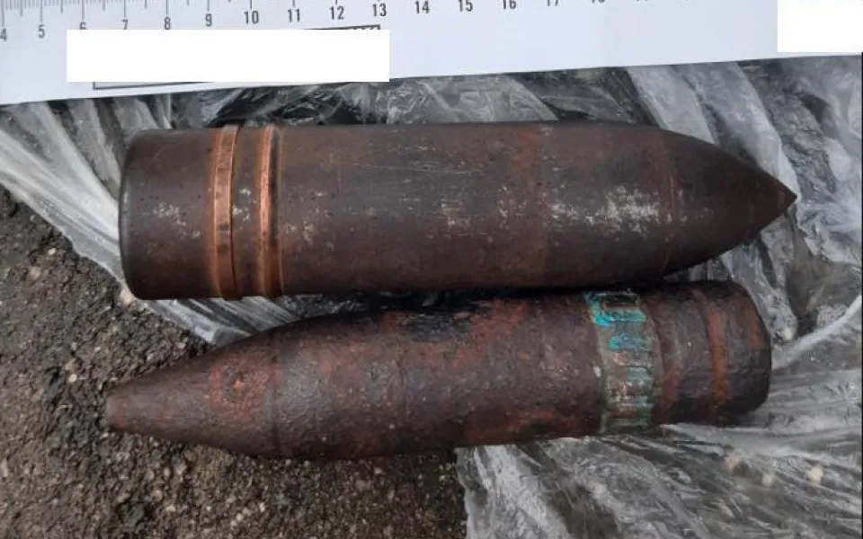 Muž přinesl známému ukázat do práce dělostřelecké granáty, na místě zasahuje pyrotechnik