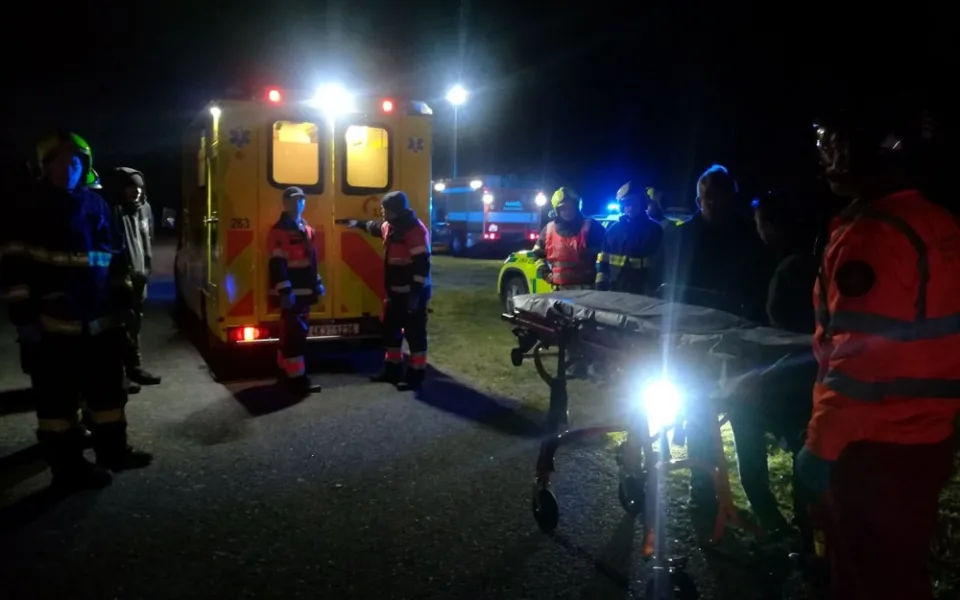 Dva vozy se střetly u Bezvěrova, vážná nehoda s vyžádala devět zraněných, z toho čtyři děti