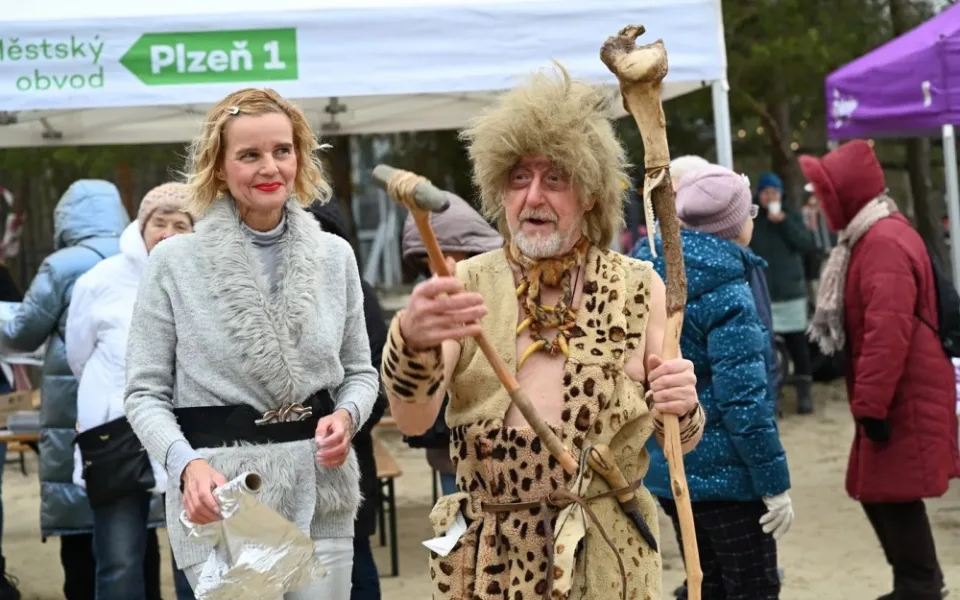 Jiří Stavinoha vyhrál soutěž o nejlepší masku. Na snímku vedle otužilkyně Alice Visolajské, foto: Milan Svoboda