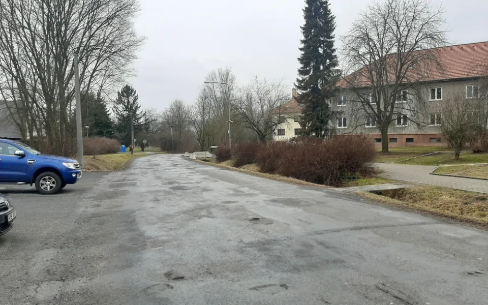 Silnice k nemocnici je plná děr a nerovností, město ji nechá opravit. Už před 10 lety bylo pozdě, komentují lidé