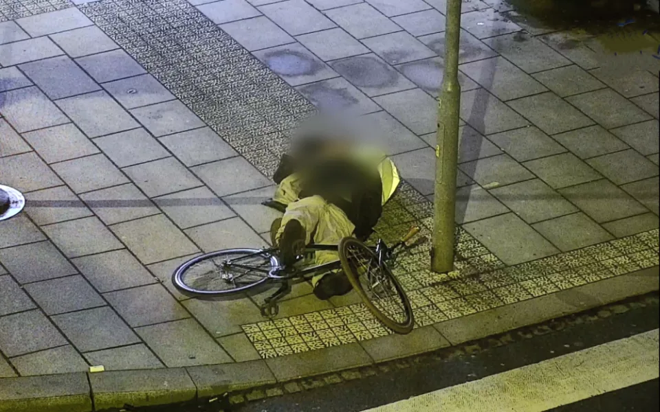 Nerovný boj se semaforem opilý cyklista prohrál. Po nárazu do sloupu utrpěl zranění hlavy a putoval do nemocnice
