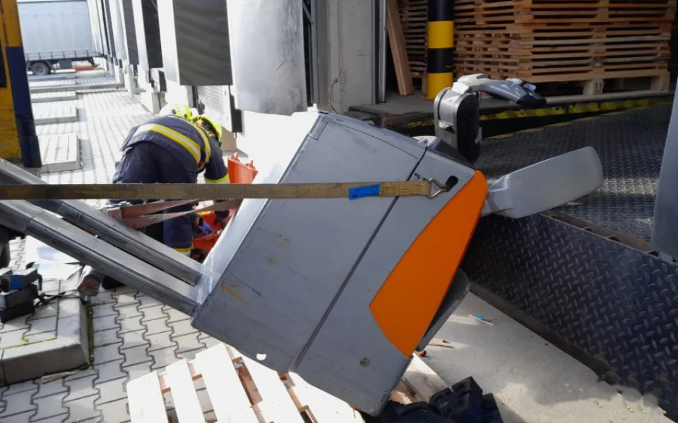 Elektrický paletový vozík přimáčkl k nakládací rampě pracovníka firmy. Zraněného muže vyprošťovali hasiči