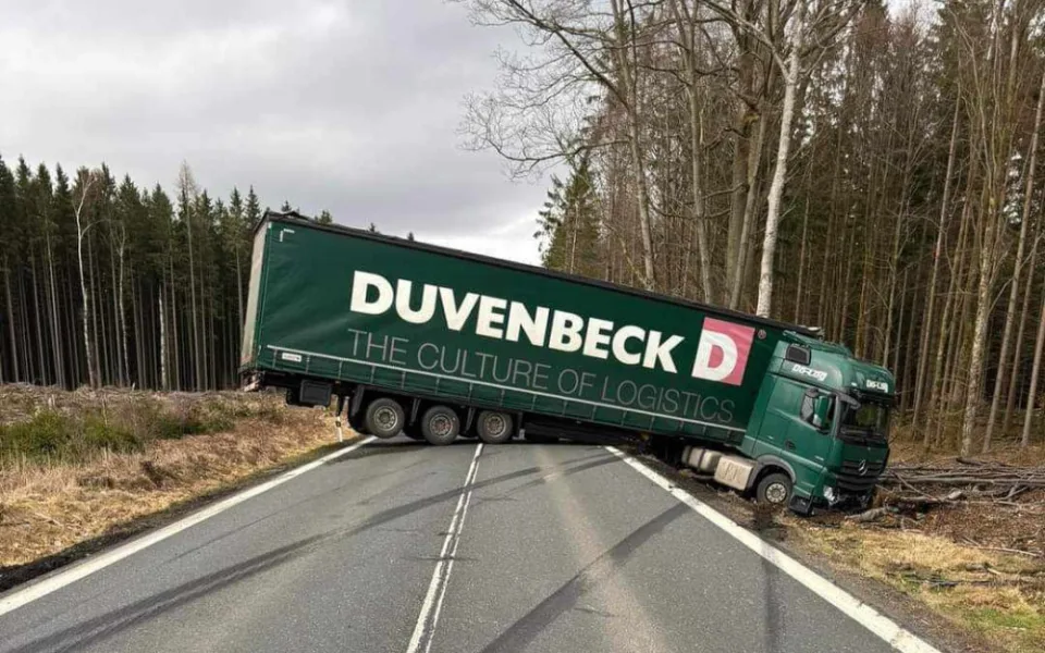 Nehoda kamionu zcela ochromila provoz od hraničního přechodu Folmava. Řidič byl pod vlivem alkoholu