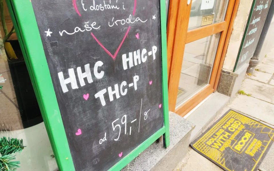 Obchody teď vyprodávají zboží s látkami HHC za nižší cenu