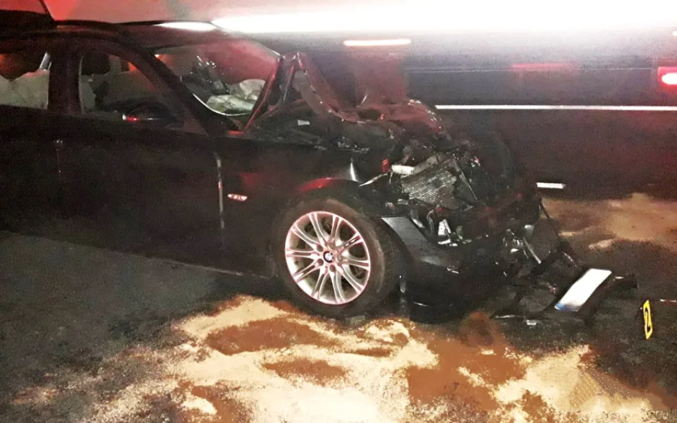 Řidič vozu BMW nezvládl na dálnici D5 předjíždění kamionu, narazil zezadu do návěsu a sešrotoval si předek