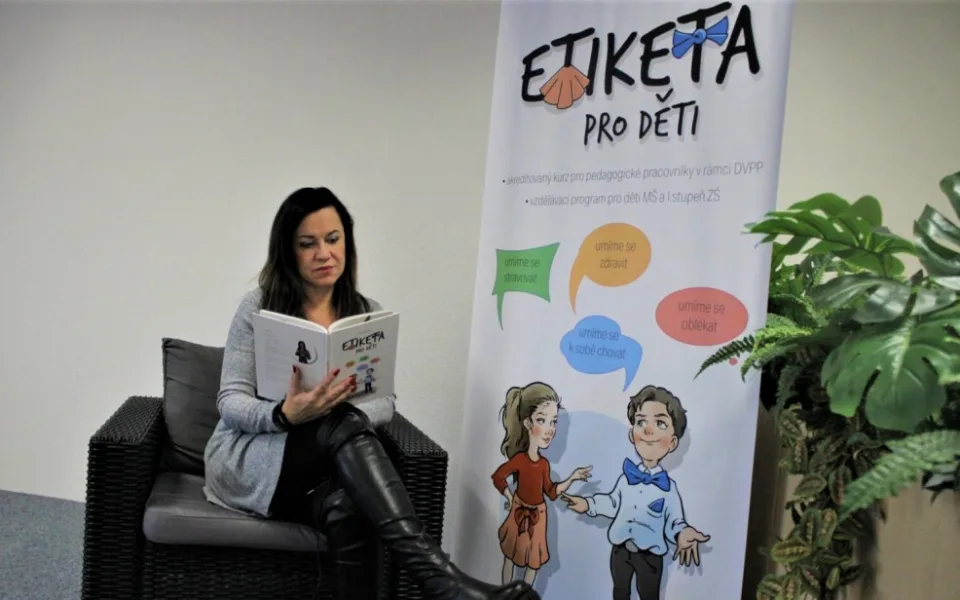 Výuku etikety a společenského chování zajišťuje město Plzeň pro žáky svých základních škol
