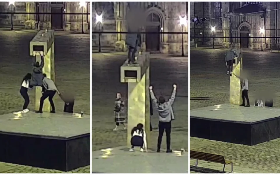 VIDEO: Mladík vyšplhal na kašnu, aby si udělal originální fotku. Zaujal nejen kamarády ale i policii