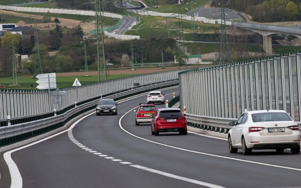 Po Západním okruhu se jezdí už rok a výrazně ulevil dopravě v centru. První nehoda se stala 33 hodin po otevření