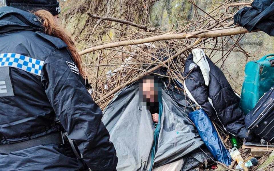 Policie vyhostila ze země problémového bezdomovce, recidivista a drogově závislý muž kradl a dělal nepořádek