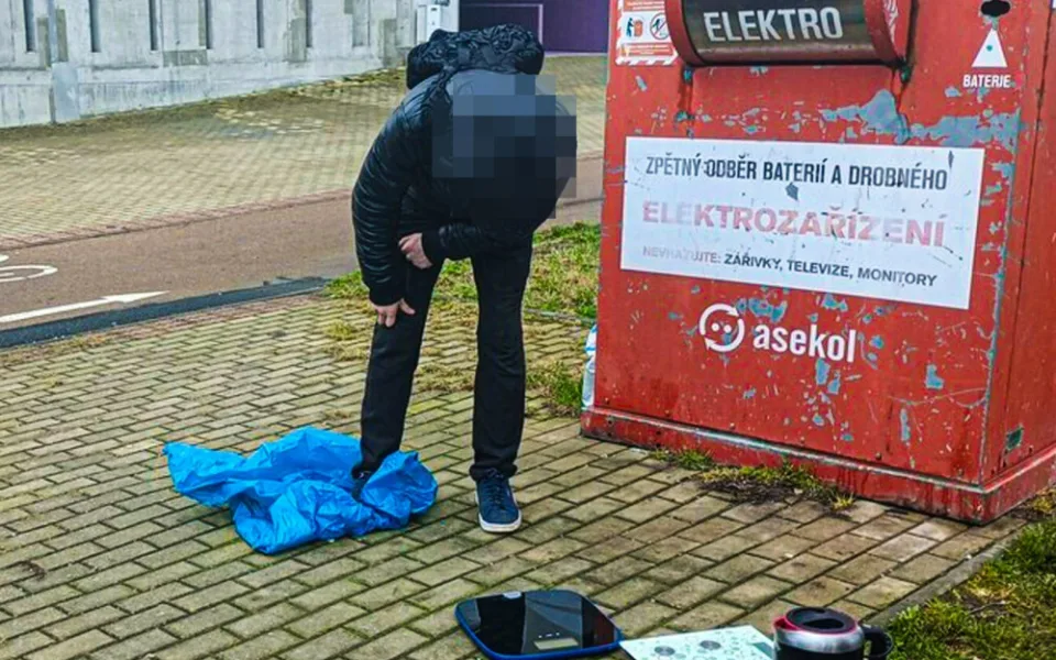 Dva muži riskovali život, když dolovali odpadky v kontejneru na elektroodpad