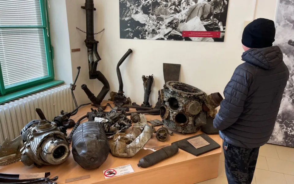 Deset amerických letců zahynulo před 80 lety v sestřeleném bombardéru poblíž Nepomuku. Trosky vystavuje muzeum