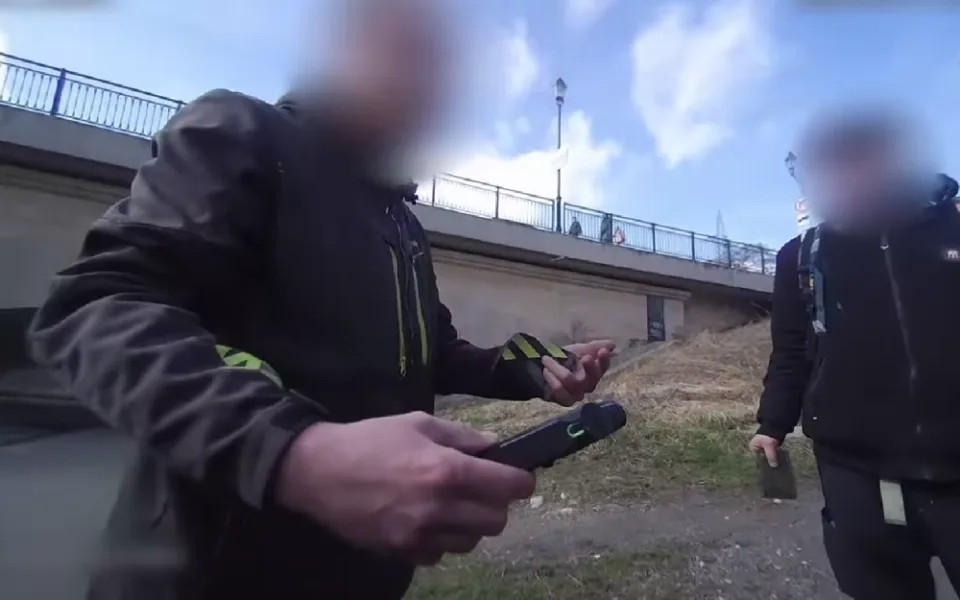 Dva muži střílí v centru města kachny, líčil policii vyděšený volající. Ukázalo se, že si střelci hráli s airsoftovou pistolí