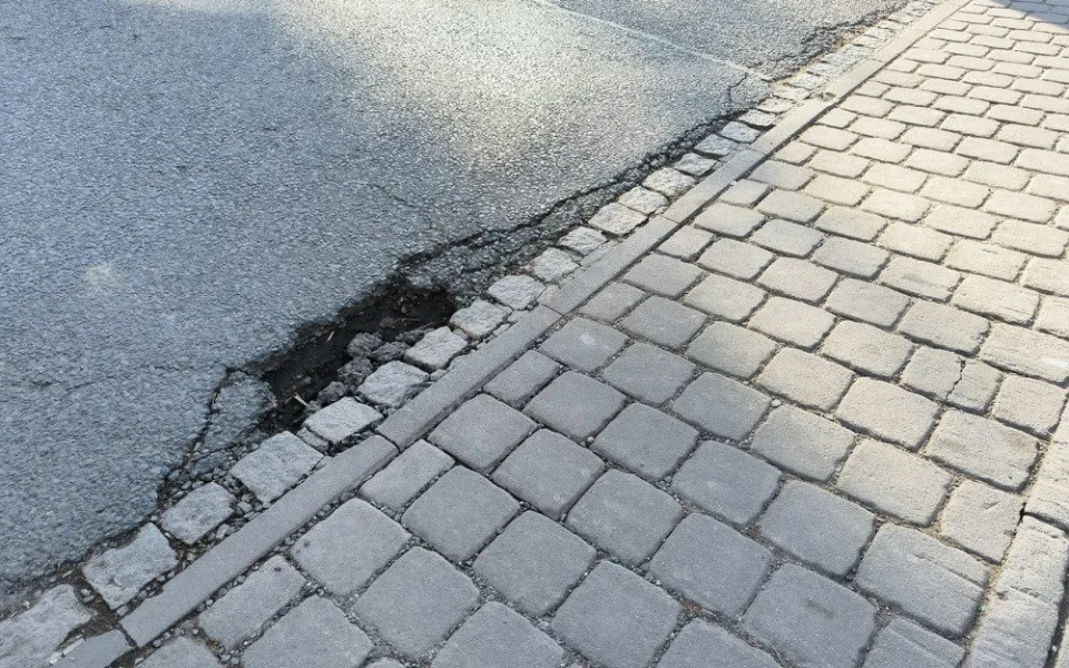 Výkyvy teplot během zimy napáchaly na silnicích více škod, výtluky trápí jindy dobré krajské silnice