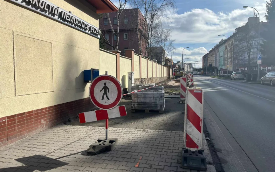 Nyní se pracuje také na dalších třiceti parkovacích místech od vjezdu do nemocnice po Stehlíkovu ulici. Celkem zde bude k dispozici 52 stání. Po dokončení stavebních prací zde bude koncem března vysazeno 31 nových stromů