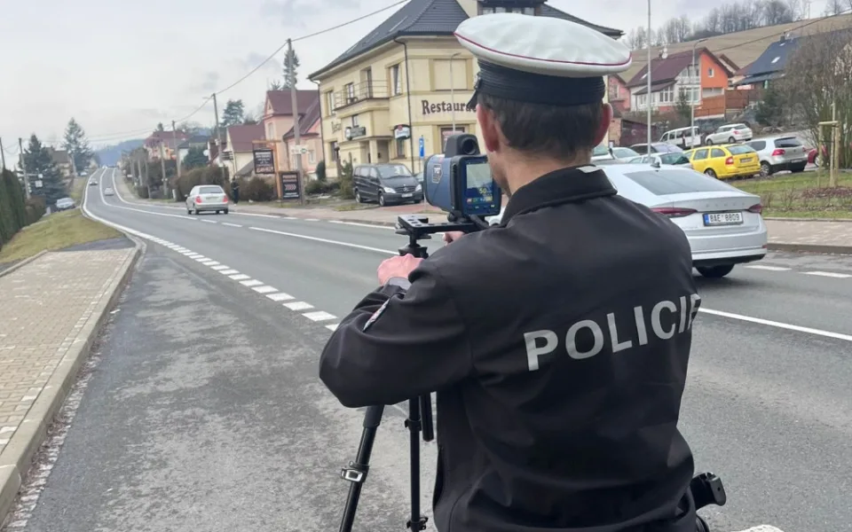 Policisté si posvítili na rychle jedoucí motoristy. Celkem 102 řidičů překročilo povolenou rychlost