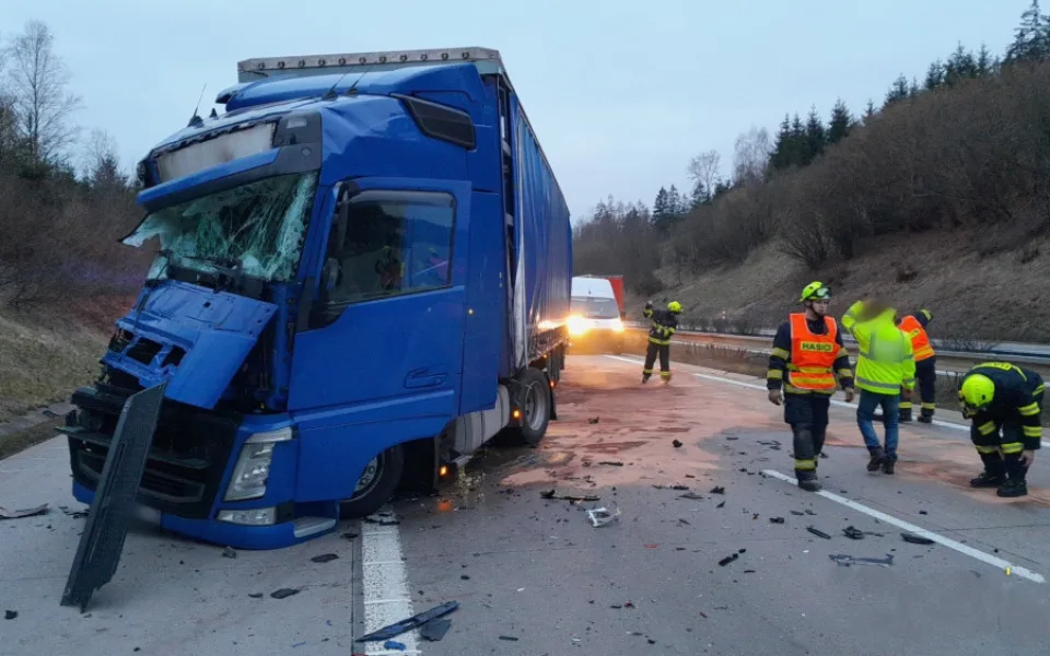 Řidič kamionu usnul za jízdy na dálnici D5. Narazil do návěsu kamionu, který jel před ním