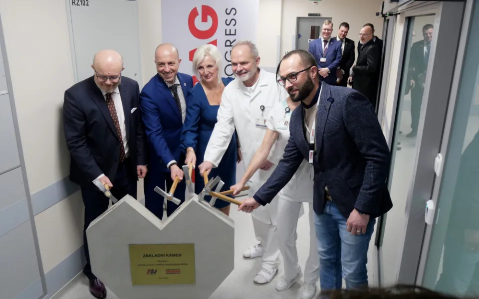 Poklepání na základní kámen stavby nových částí kardiologické kliniky se zúčastnil i ministr zdravotnictví Vlastimil Válek
