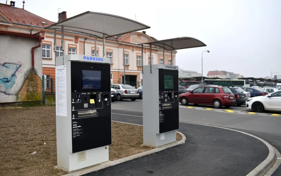 Bezplatnému parkování pod autobusovým nádražím odzvonilo. Nově tam začíná platit systém P+G