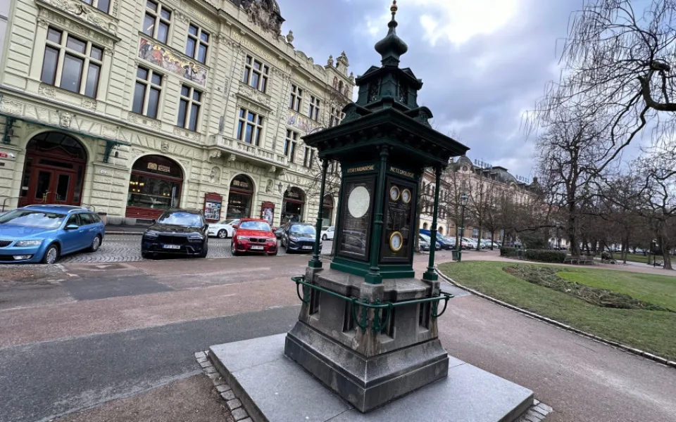 Secesní meteorologický kiosek dodnes předpovídá počasí. Překvapí vás, kolik má dalších užitečných funkcí